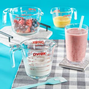 Alternative view of Pyrex® 3-piece Measuring Cup Set